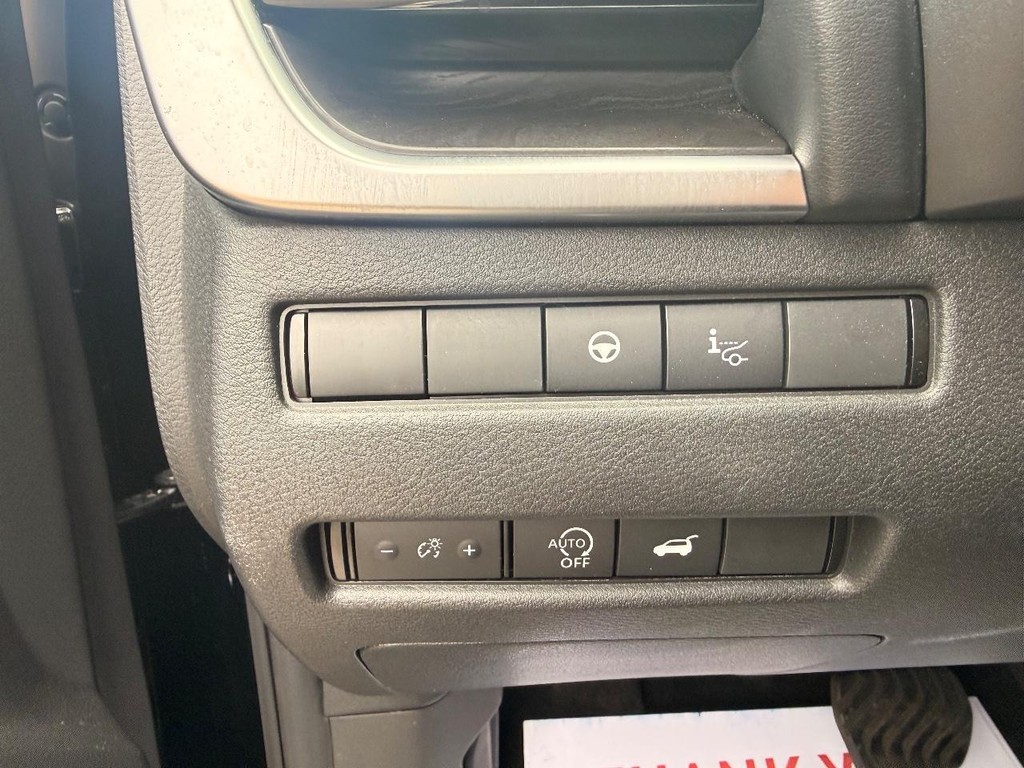 Nissan Rogue Vehicle Full-screen Gallery Image 22