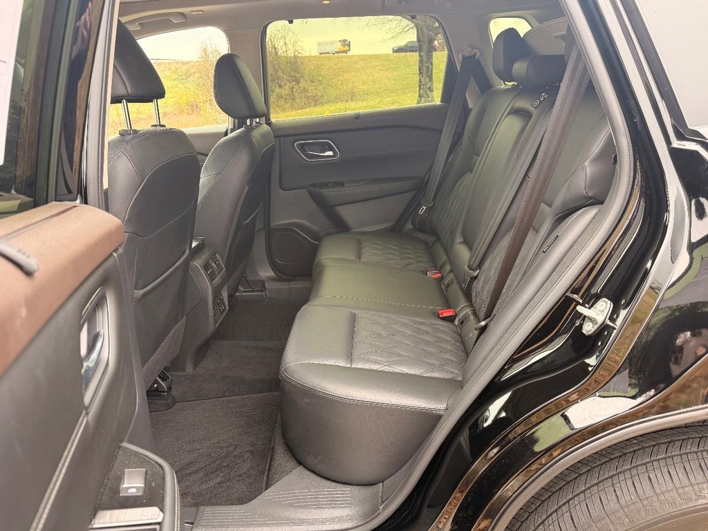 Nissan Rogue Vehicle Full-screen Gallery Image 23