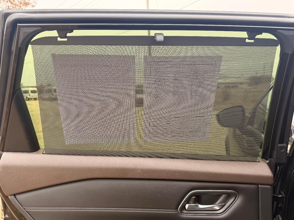 Nissan Rogue Vehicle Full-screen Gallery Image 24