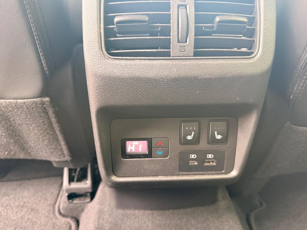 Nissan Rogue Vehicle Full-screen Gallery Image 25