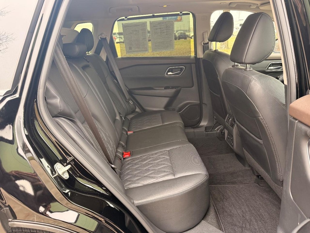 Nissan Rogue Vehicle Full-screen Gallery Image 27