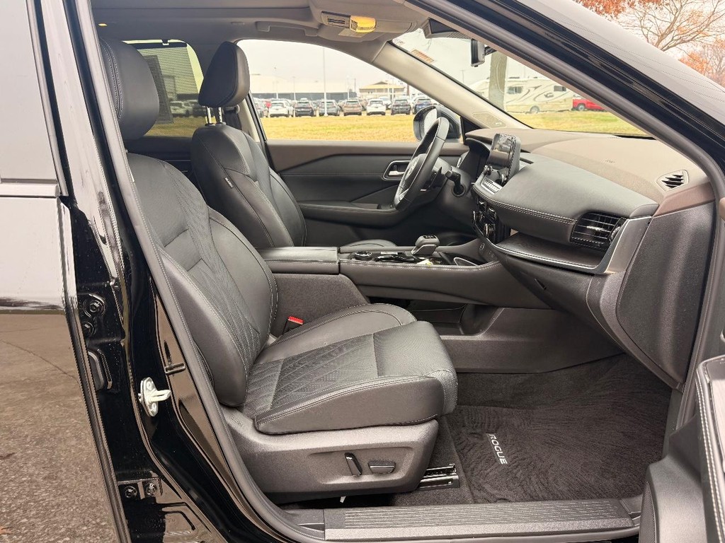 Nissan Rogue Vehicle Full-screen Gallery Image 28