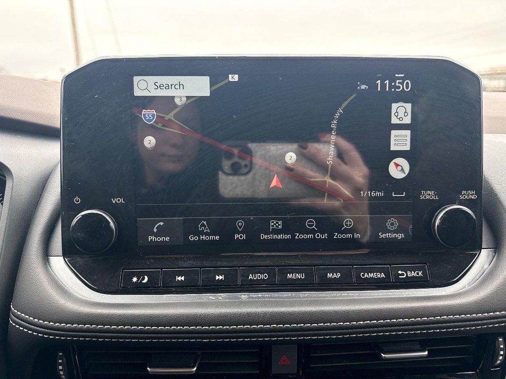 Nissan Rogue Vehicle Full-screen Gallery Image 30