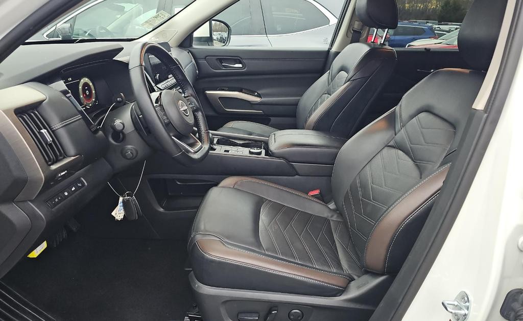 Nissan Pathfinder Vehicle Full-screen Gallery Image 03