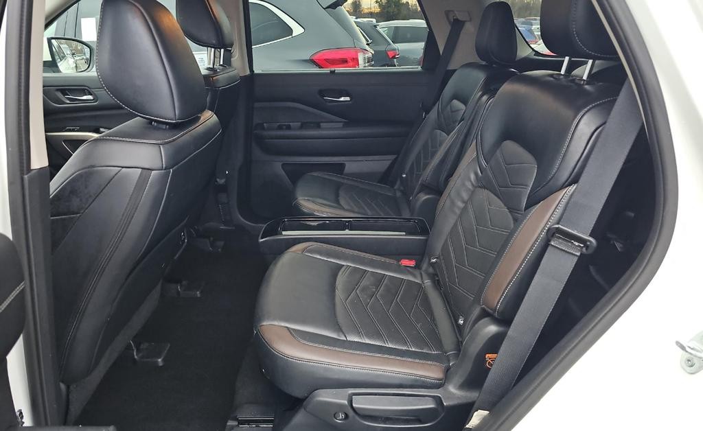 Nissan Pathfinder Vehicle Full-screen Gallery Image 04