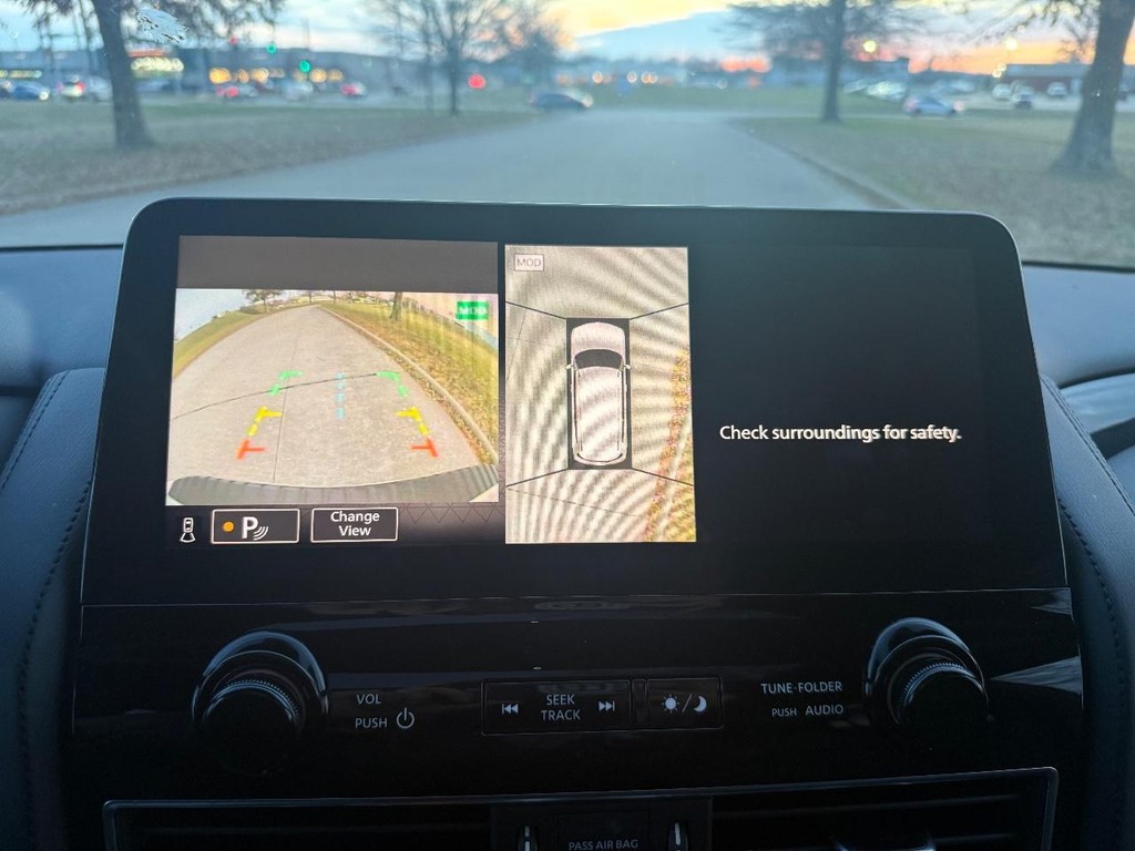 Nissan Armada Vehicle Full-screen Gallery Image 03