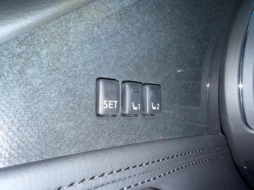 Nissan Armada Vehicle Full-screen Gallery Image 14