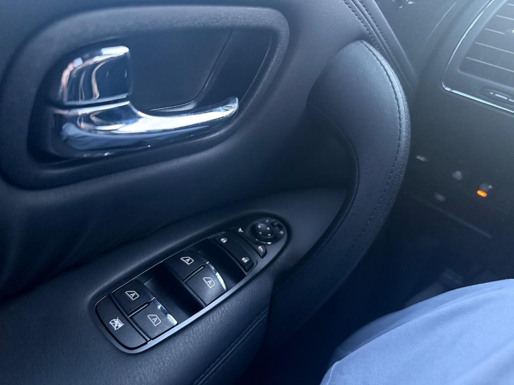 Nissan Armada Vehicle Full-screen Gallery Image 15