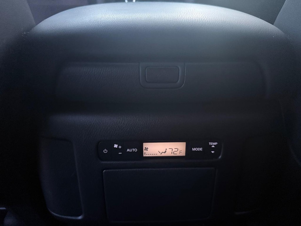 Nissan Armada Vehicle Full-screen Gallery Image 21