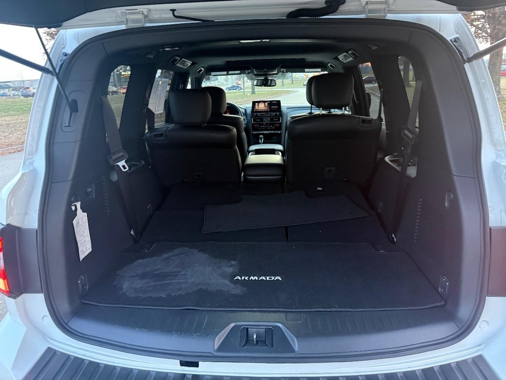 Nissan Armada Vehicle Full-screen Gallery Image 23