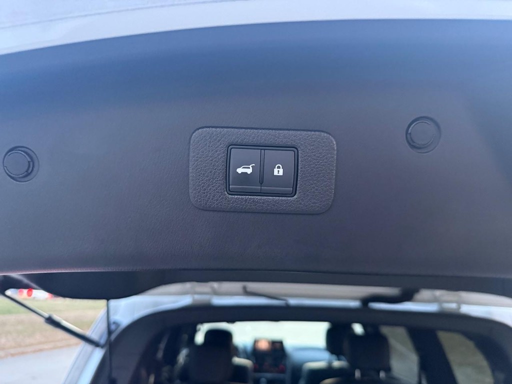 Nissan Armada Vehicle Full-screen Gallery Image 28