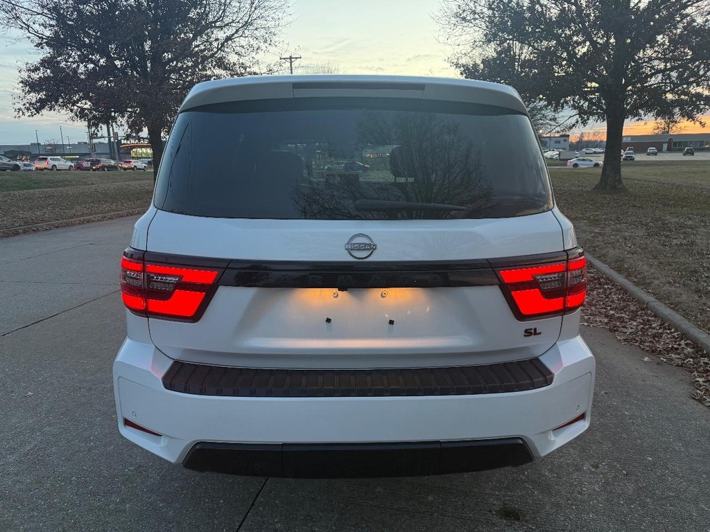 Nissan Armada Vehicle Full-screen Gallery Image 31