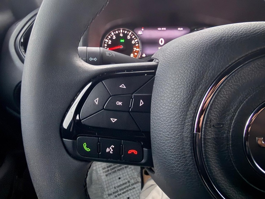 Jeep Renegade Vehicle Full-screen Gallery Image 04