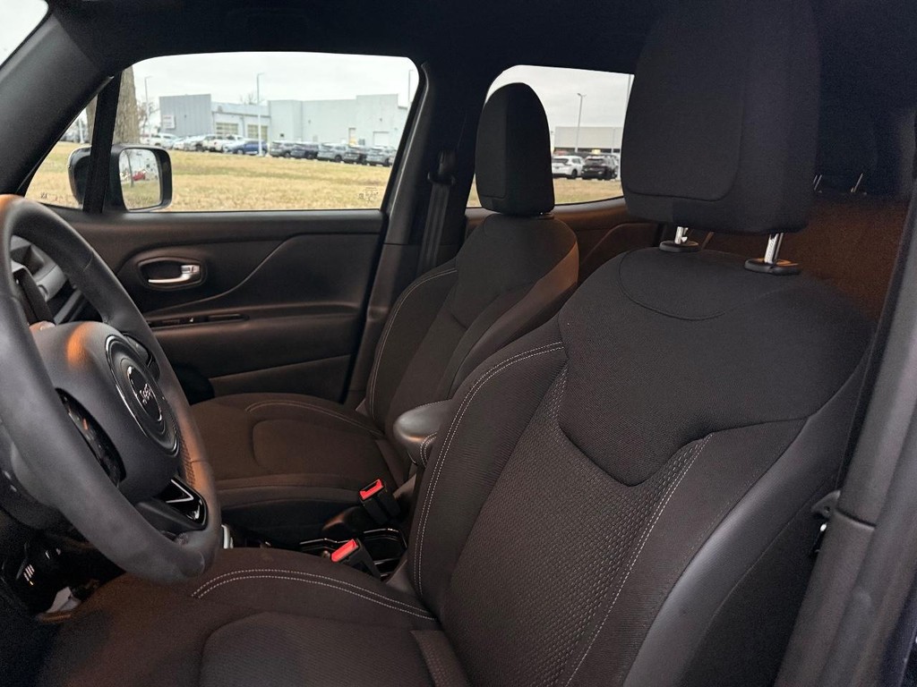 Jeep Renegade Vehicle Full-screen Gallery Image 06