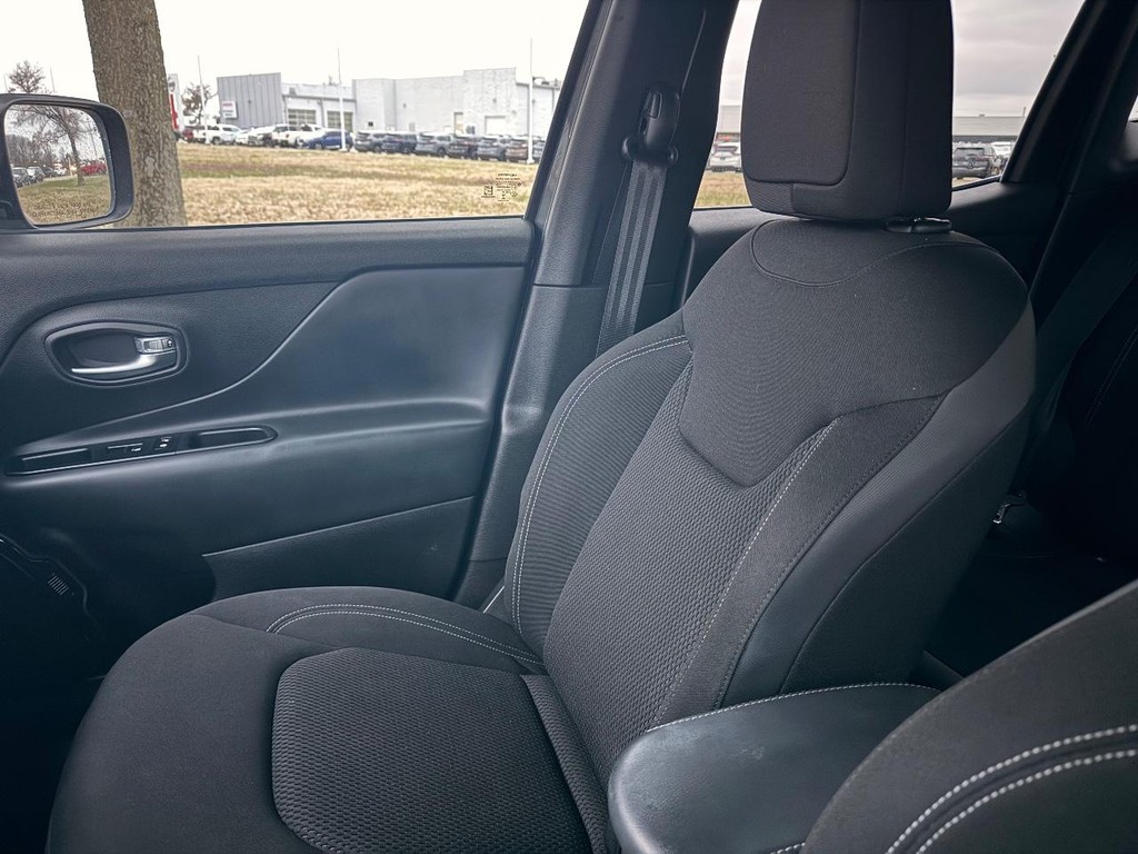 Jeep Renegade Vehicle Full-screen Gallery Image 13