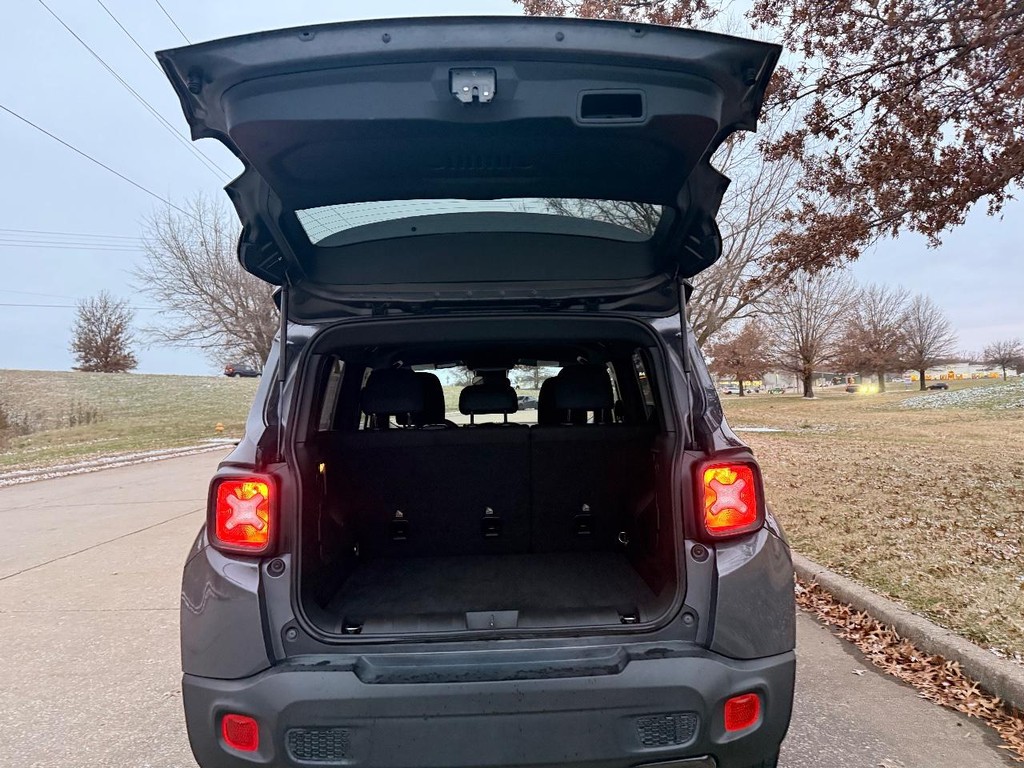 Jeep Renegade Vehicle Full-screen Gallery Image 21