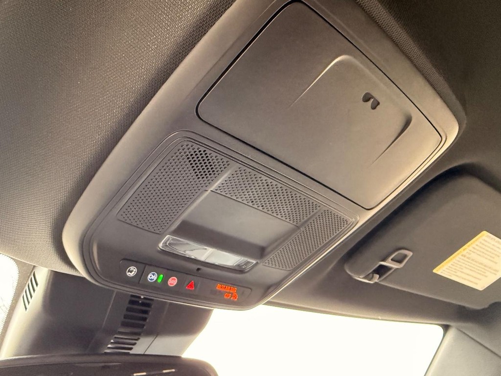 Buick Enclave Vehicle Full-screen Gallery Image 06