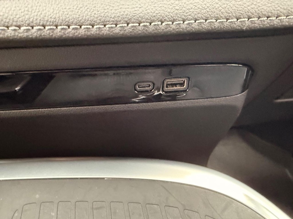 Buick Enclave Vehicle Full-screen Gallery Image 07