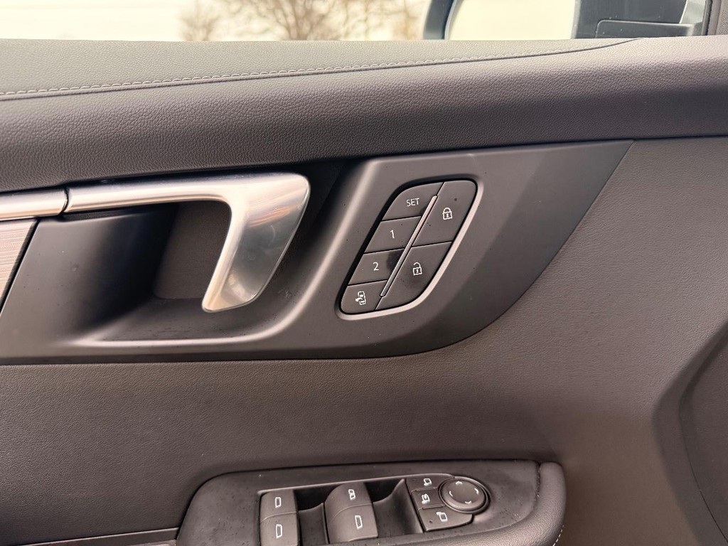 Buick Enclave Vehicle Full-screen Gallery Image 17