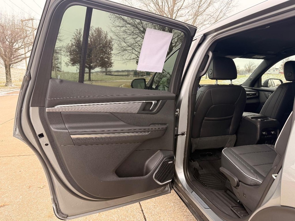 Buick Enclave Vehicle Full-screen Gallery Image 20