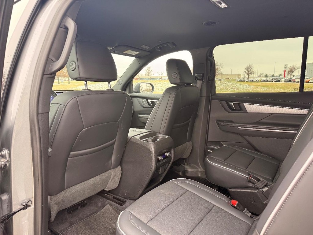 Buick Enclave Vehicle Full-screen Gallery Image 21