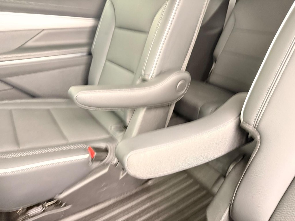 Buick Enclave Vehicle Full-screen Gallery Image 24