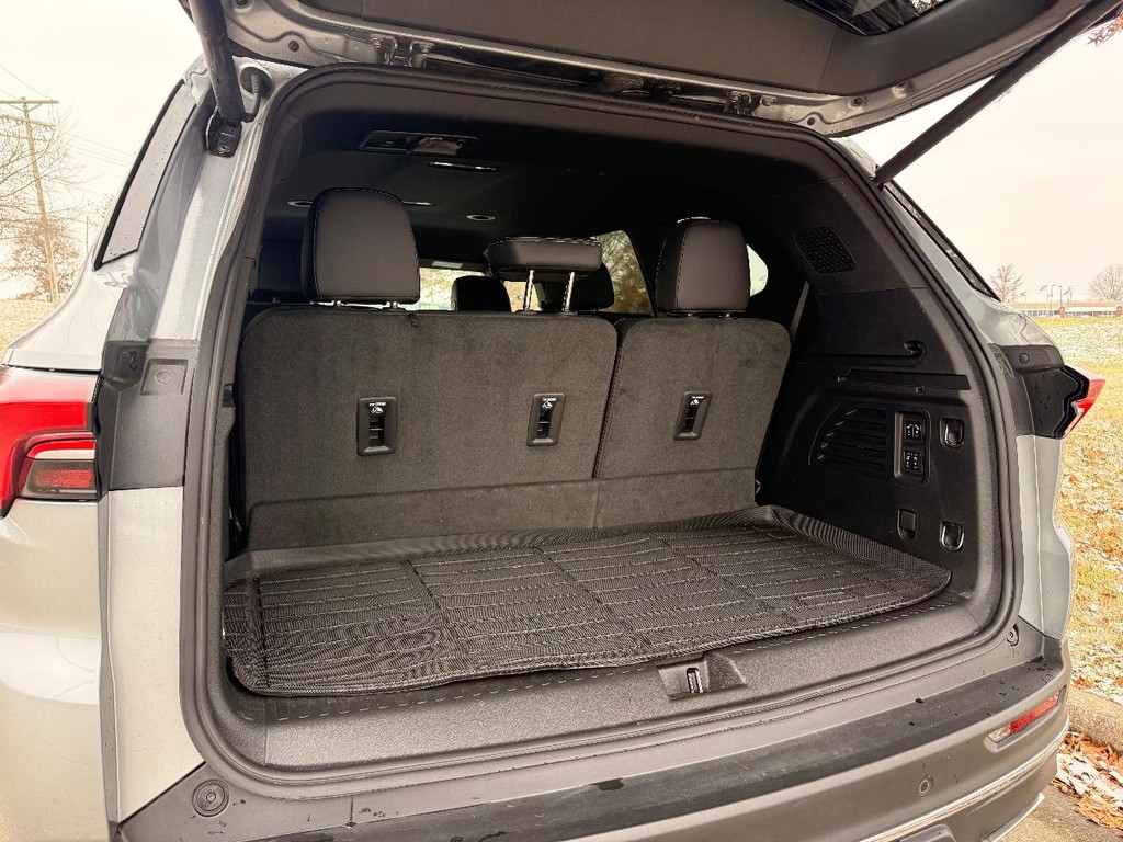 Buick Enclave Vehicle Full-screen Gallery Image 28