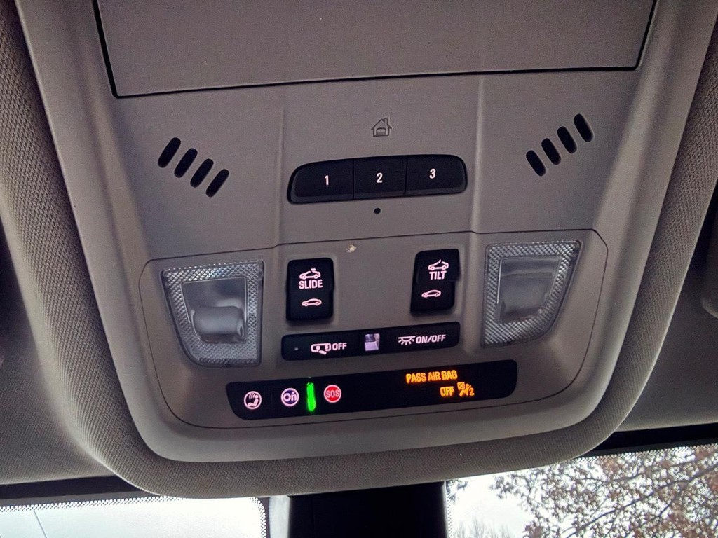 GMC Acadia Vehicle Full-screen Gallery Image 03