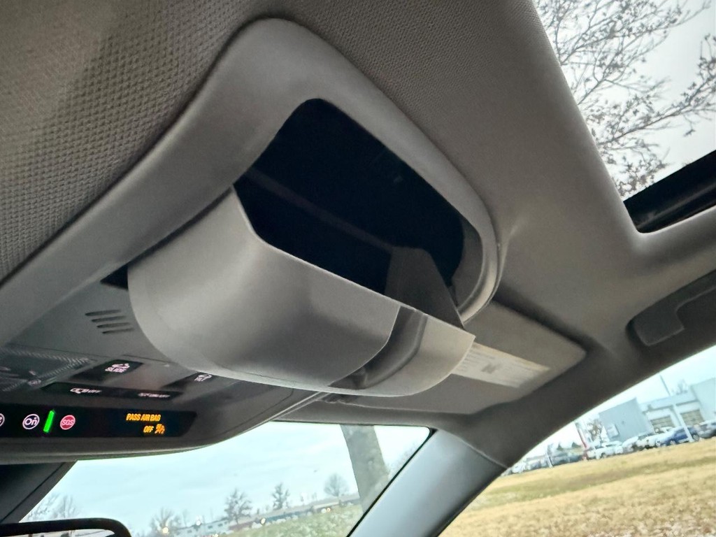 GMC Acadia Vehicle Full-screen Gallery Image 04