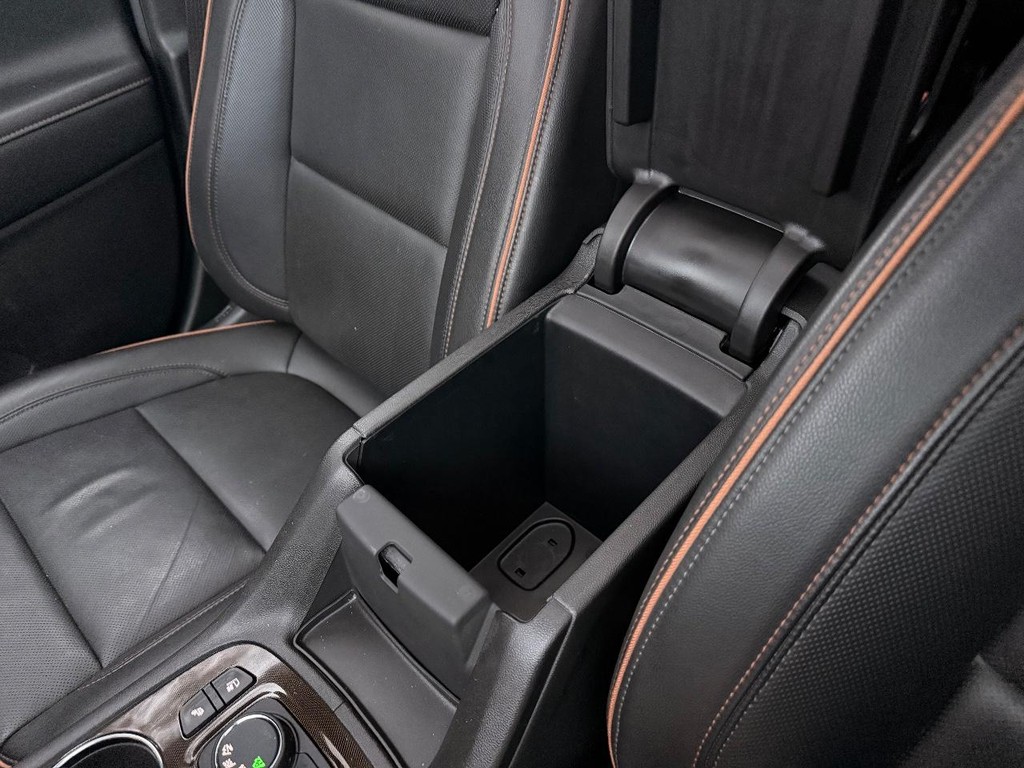 GMC Acadia Vehicle Full-screen Gallery Image 05