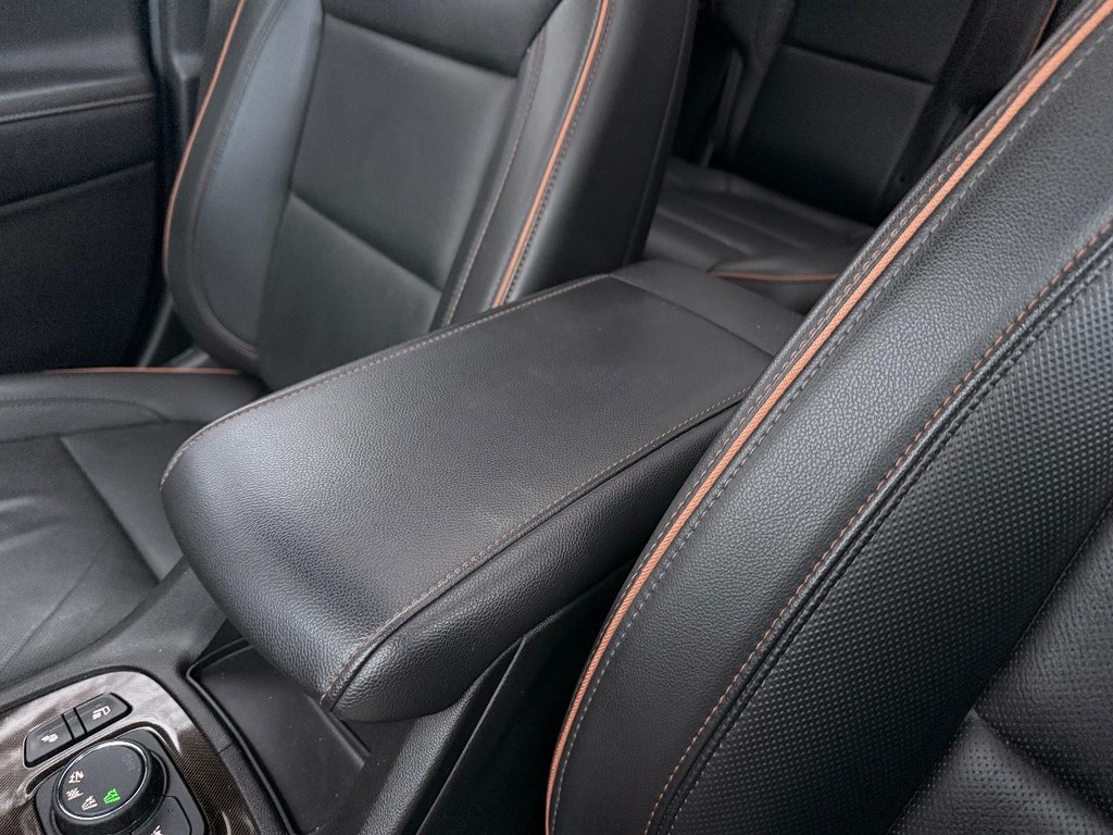 GMC Acadia Vehicle Full-screen Gallery Image 06