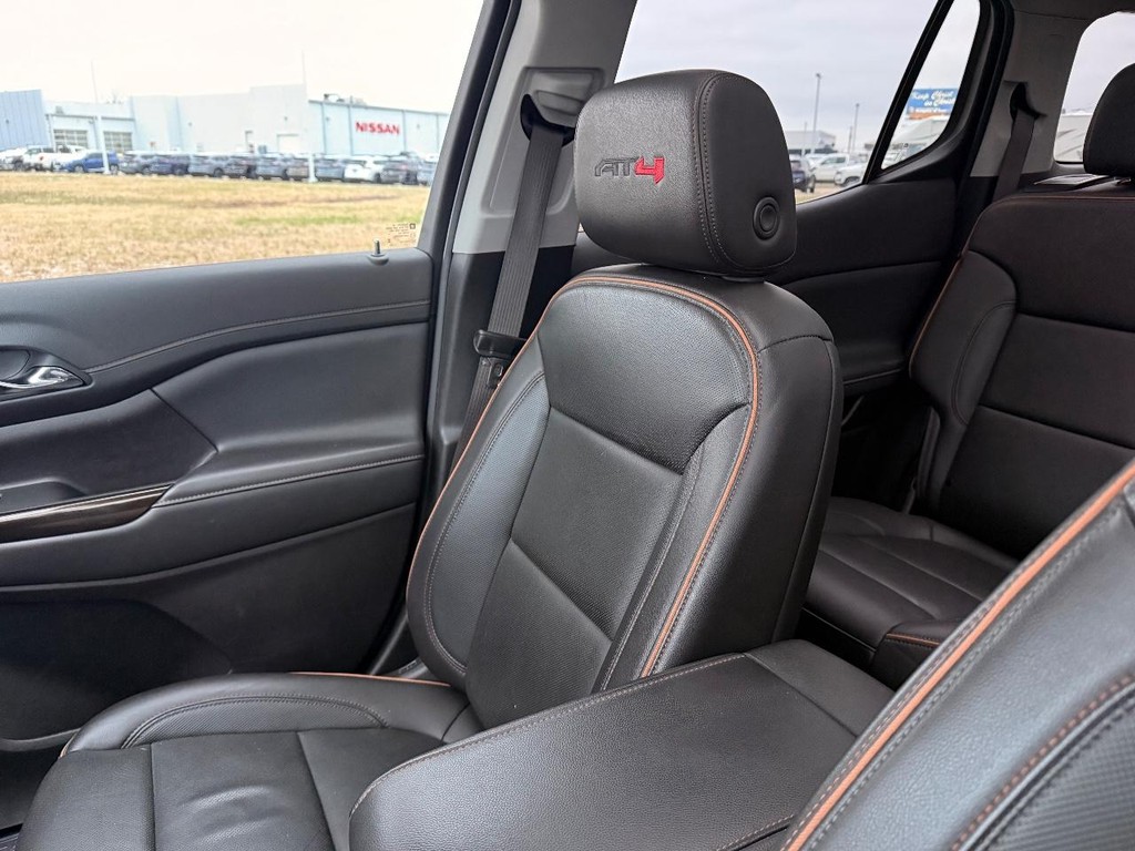 GMC Acadia Vehicle Full-screen Gallery Image 07