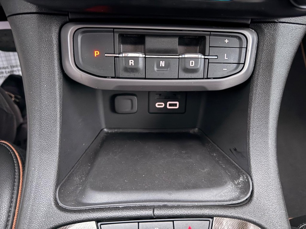 GMC Acadia Vehicle Full-screen Gallery Image 09