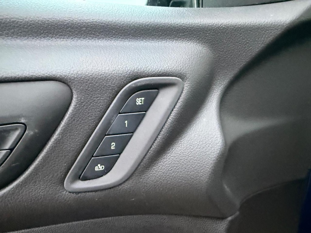 GMC Acadia Vehicle Full-screen Gallery Image 16