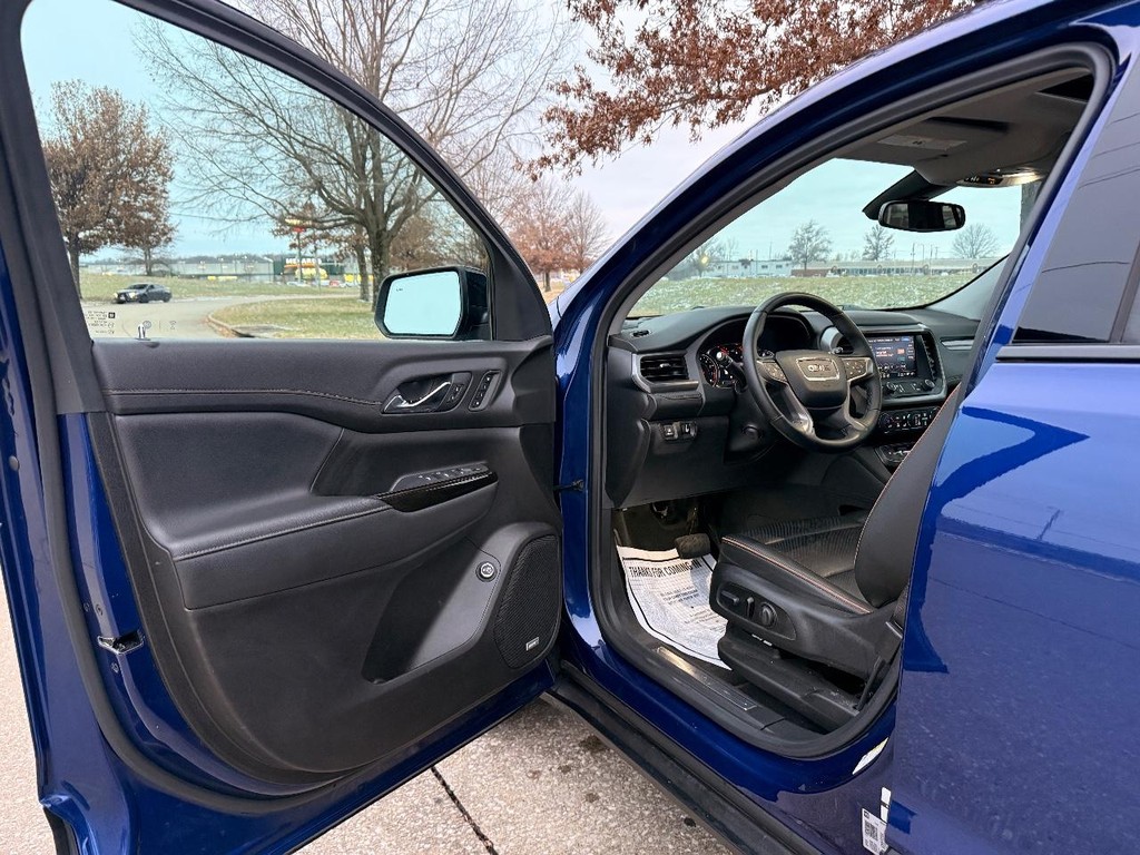 GMC Acadia Vehicle Full-screen Gallery Image 18