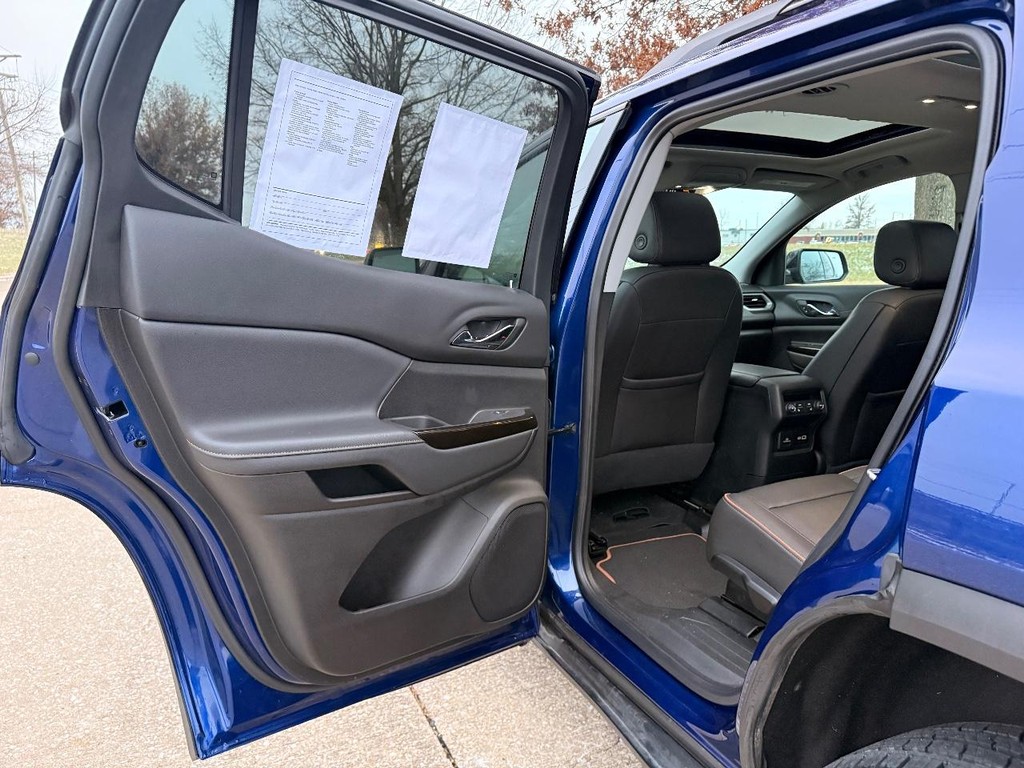 GMC Acadia Vehicle Full-screen Gallery Image 19