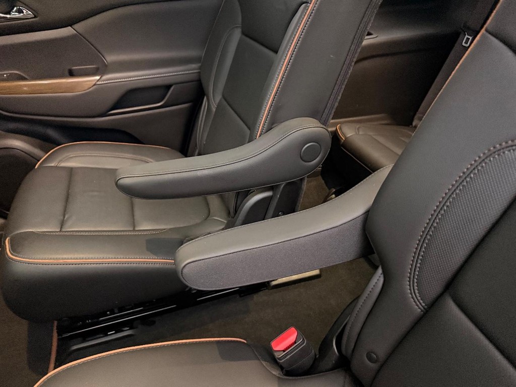 GMC Acadia Vehicle Full-screen Gallery Image 24