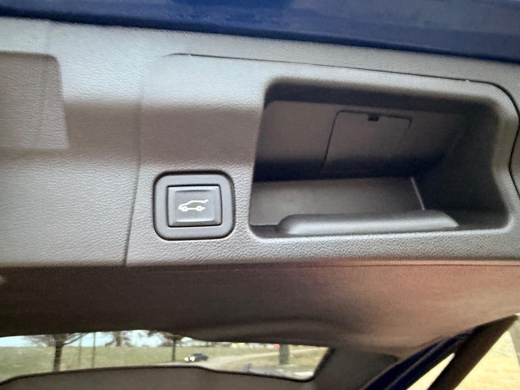 GMC Acadia Vehicle Full-screen Gallery Image 26