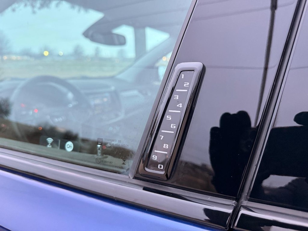 GMC Acadia Vehicle Full-screen Gallery Image 30