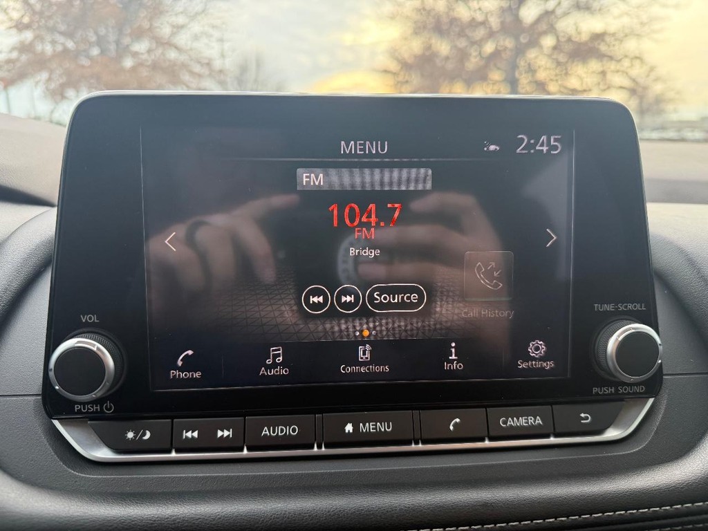 Nissan Rogue Vehicle Full-screen Gallery Image 02