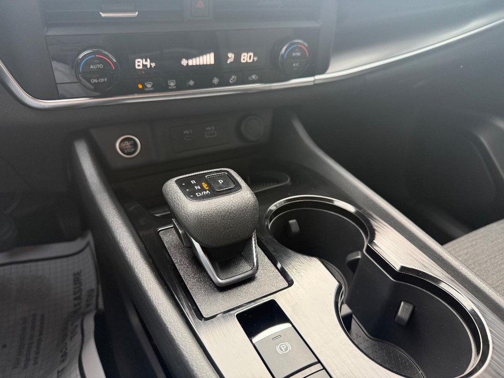 Nissan Rogue Vehicle Full-screen Gallery Image 04