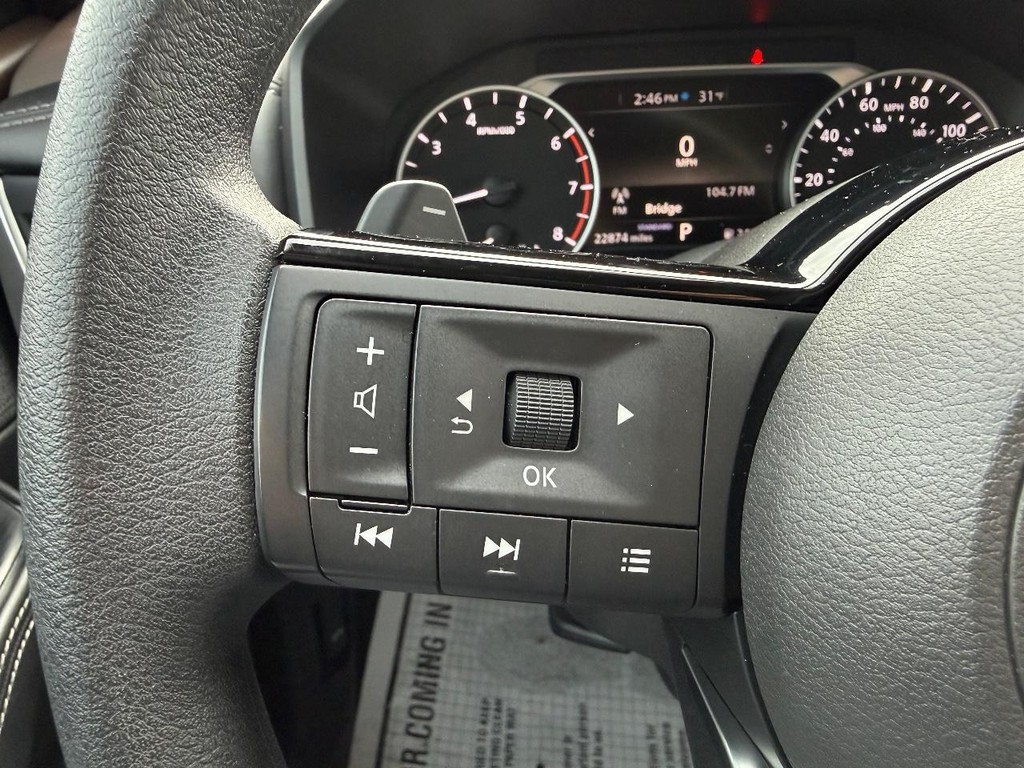 Nissan Rogue Vehicle Full-screen Gallery Image 09