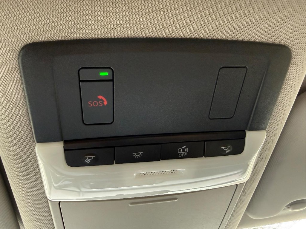 Nissan Rogue Vehicle Full-screen Gallery Image 11