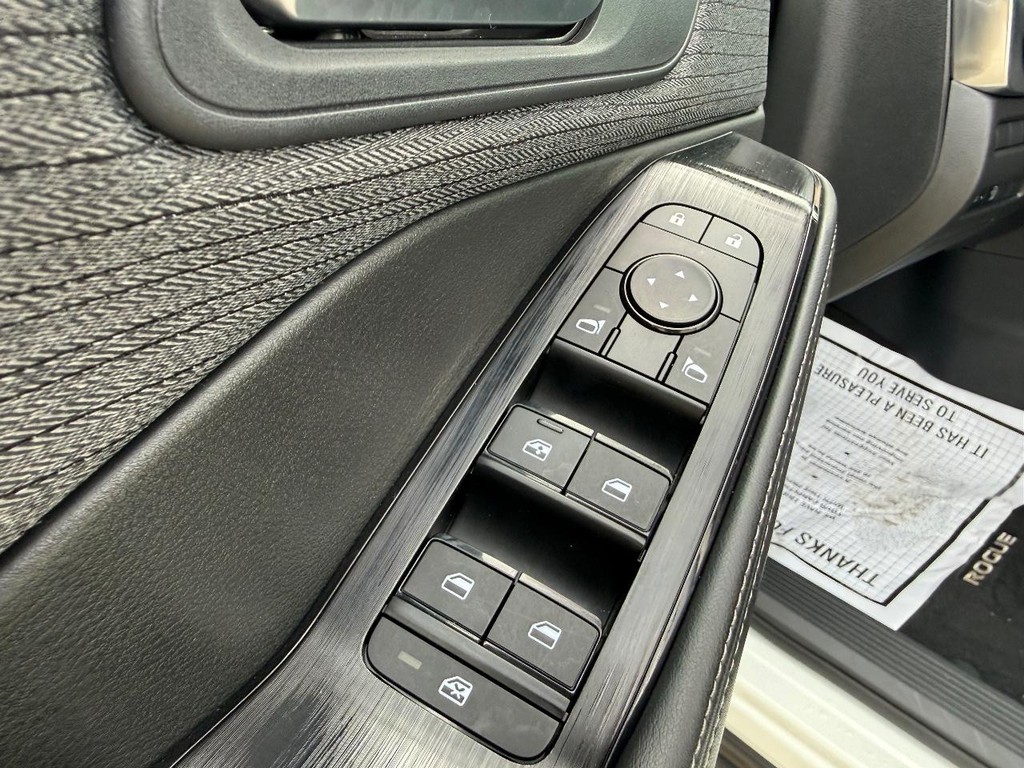 Nissan Rogue Vehicle Full-screen Gallery Image 12