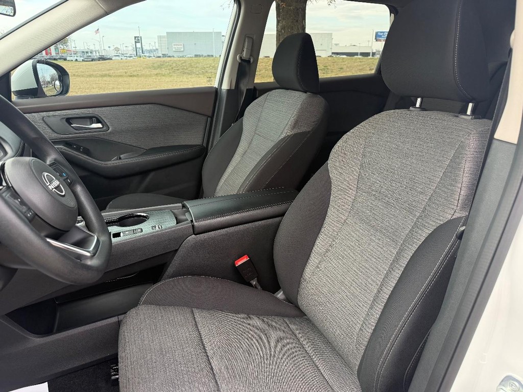 Nissan Rogue Vehicle Full-screen Gallery Image 13