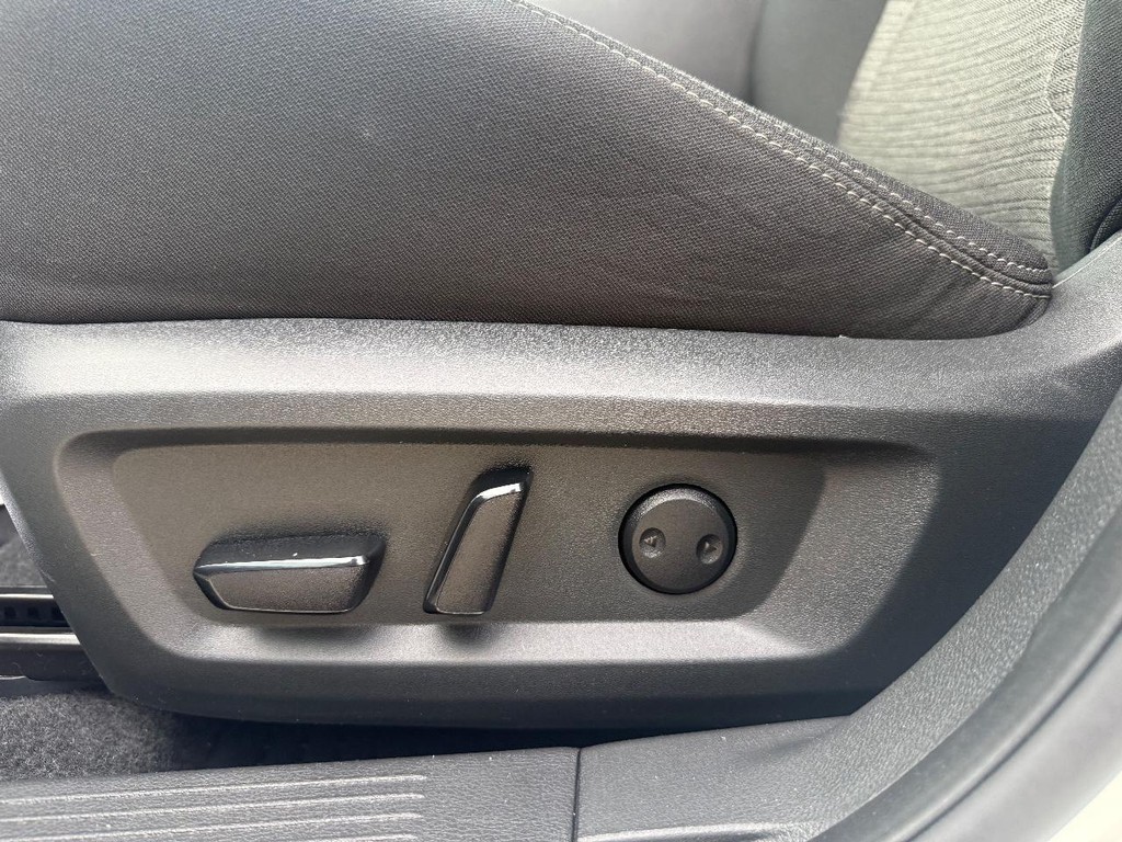 Nissan Rogue Vehicle Full-screen Gallery Image 14