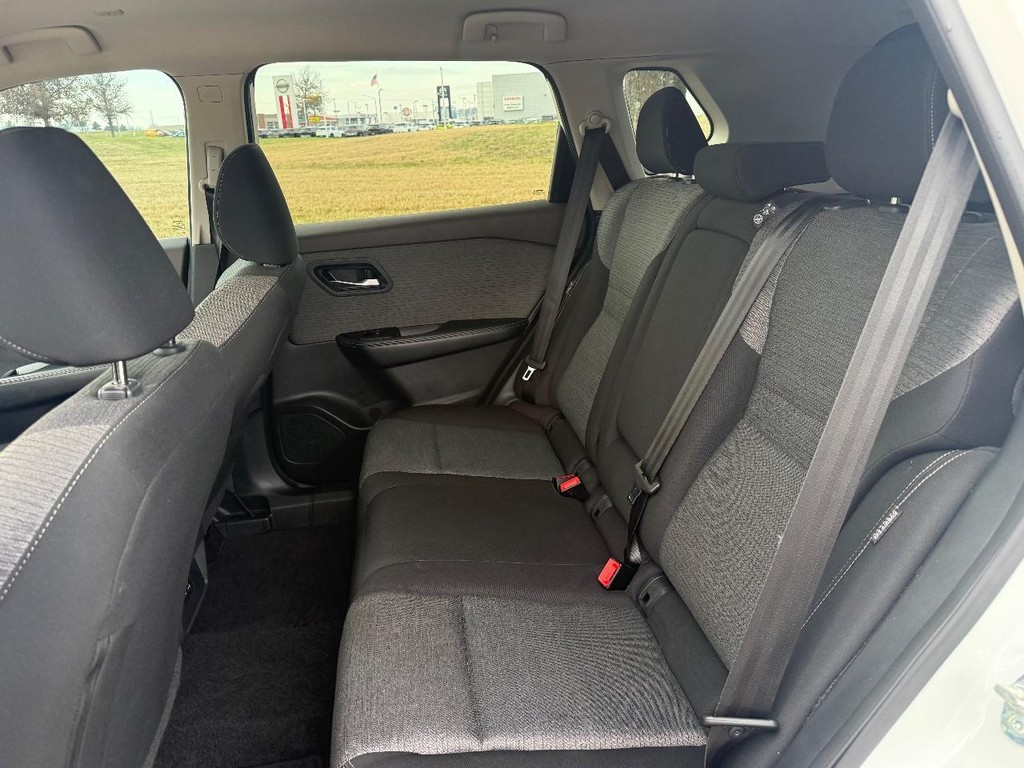 Nissan Rogue Vehicle Full-screen Gallery Image 15