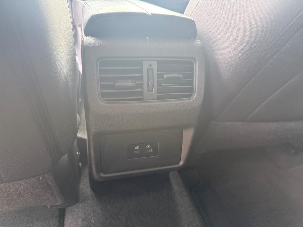 Nissan Rogue Vehicle Full-screen Gallery Image 16