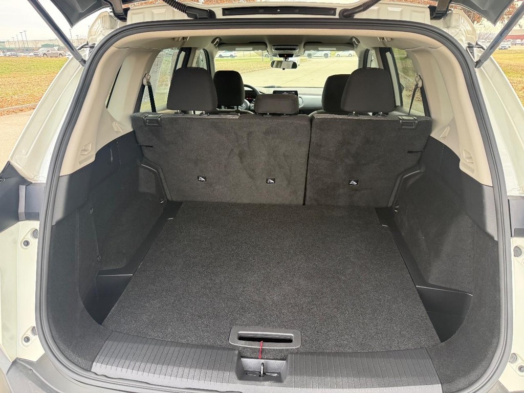 Nissan Rogue Vehicle Full-screen Gallery Image 17