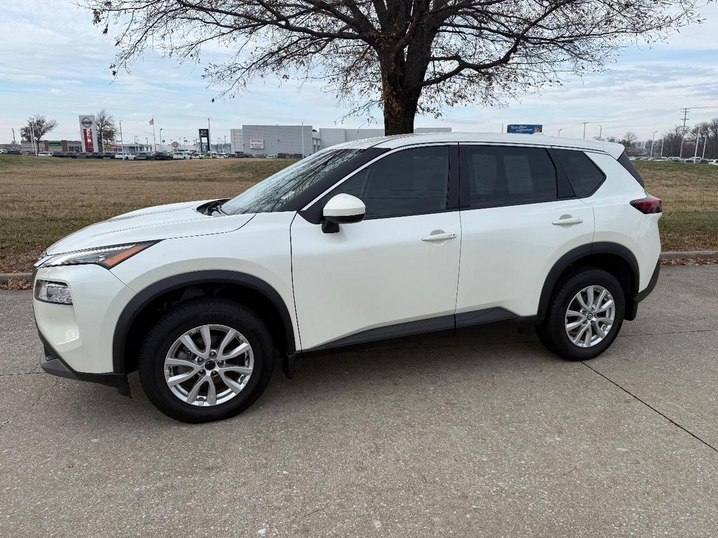 Nissan Rogue Vehicle Full-screen Gallery Image 19